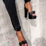 Sandały na słupku Madam Pobia czarne