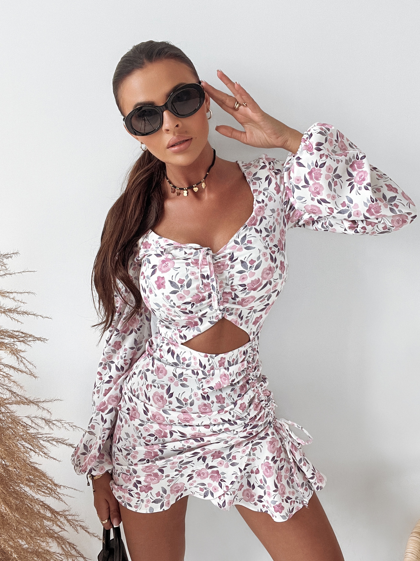 Sukienka z wycięciem Pastel Flowers Ola Voga biało-pudrowa