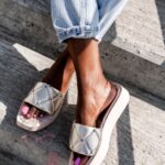 Klapki skórzane Madam Apart złote z jasną podeszwą