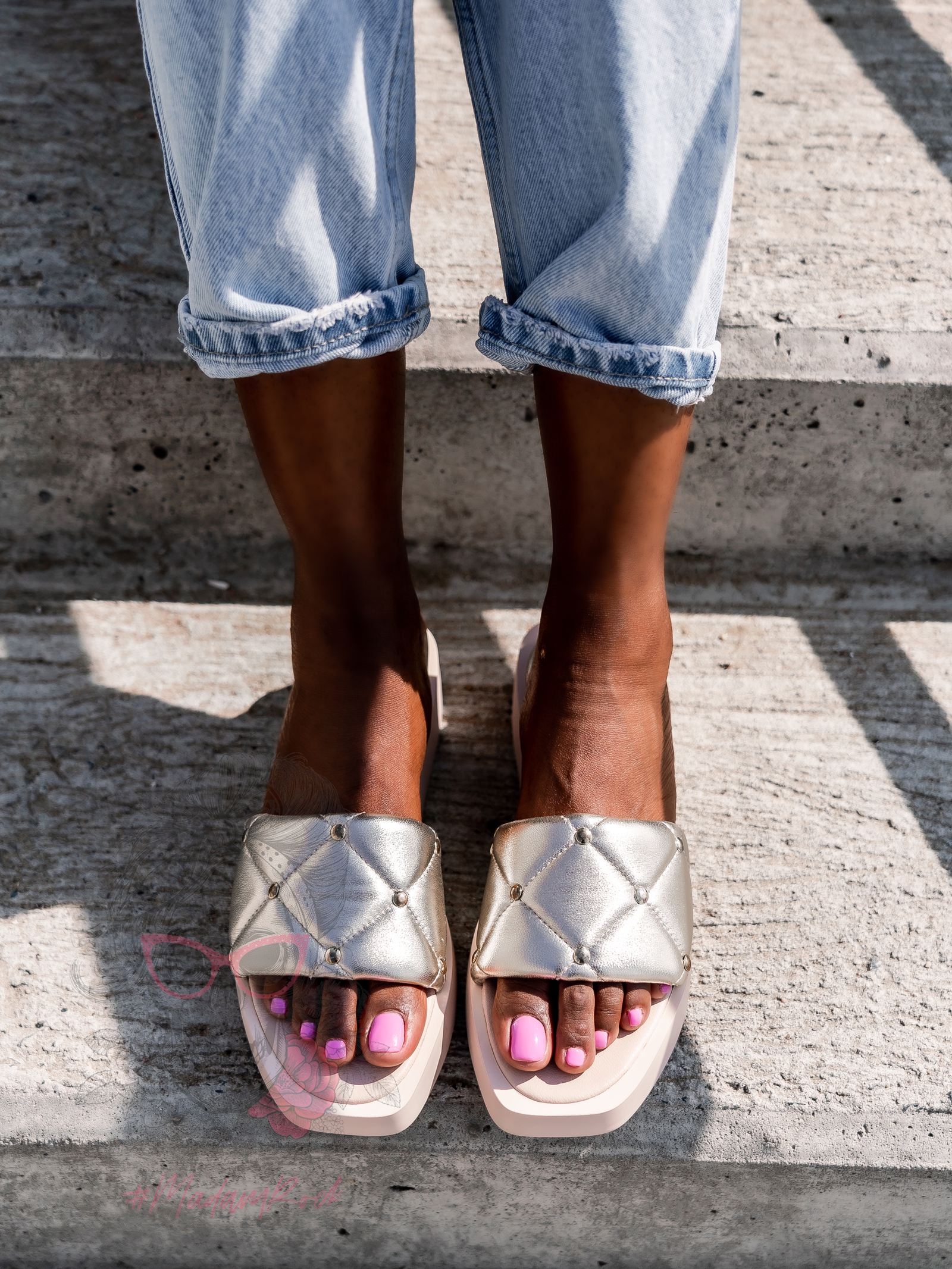 Klapki skórzane Madam Apart złote z jasną podeszwą