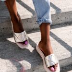 Klapki skórzane Madam Apart złote z jasną podeszwą