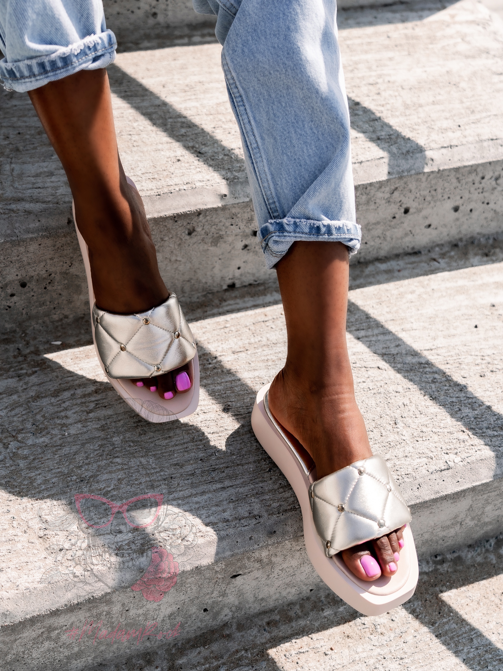 Klapki skórzane Madam Apart złote z jasną podeszwą