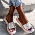 Klapki skórzane Madam Apart złote z jasną podeszwą