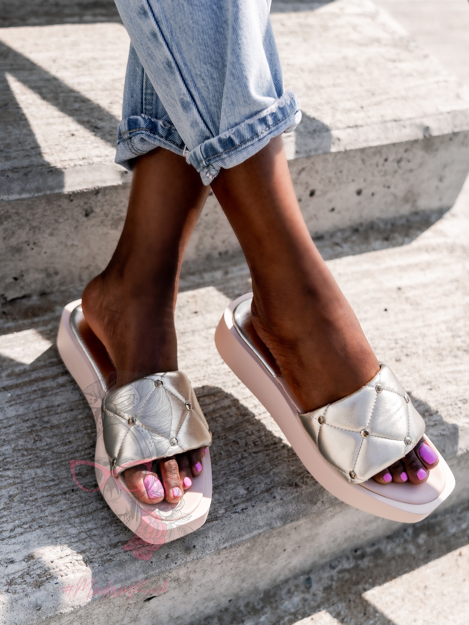 Klapki skórzane Madam Apart złote z jasną podeszwą