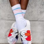 Klapki piankowe Madam Elmo Muppet białe