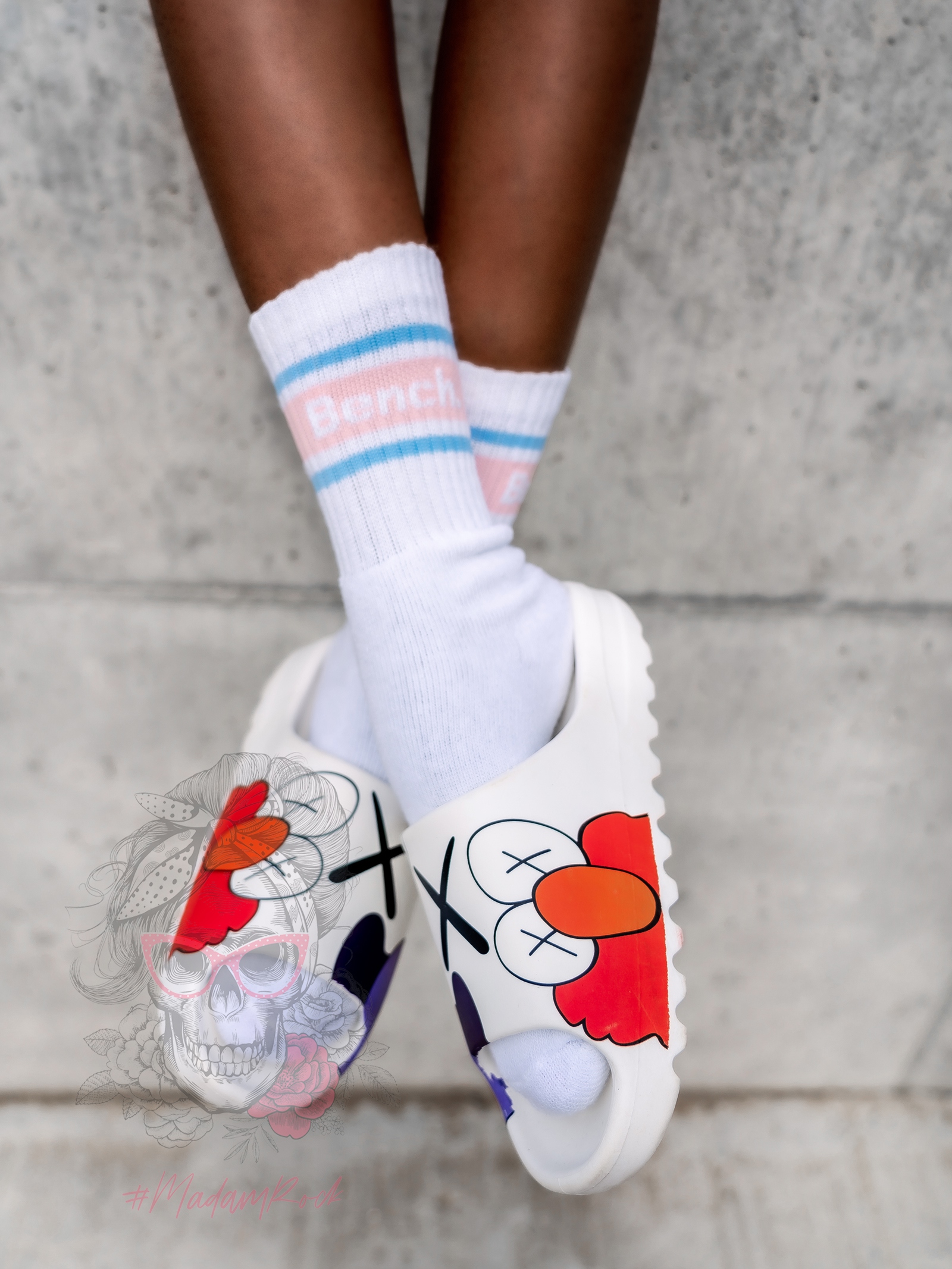 Klapki piankowe Madam Elmo Muppet białe