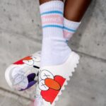 Klapki piankowe Madam Elmo Muppet białe