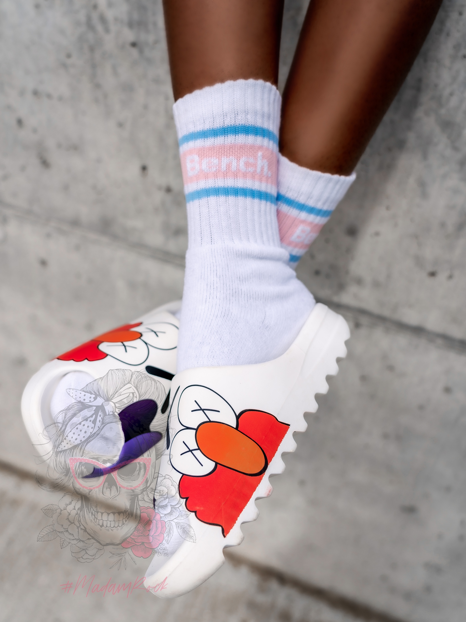 Klapki piankowe Madam Elmo Muppet białe