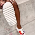 Klapki piankowe Madam Elmo Muppet białe