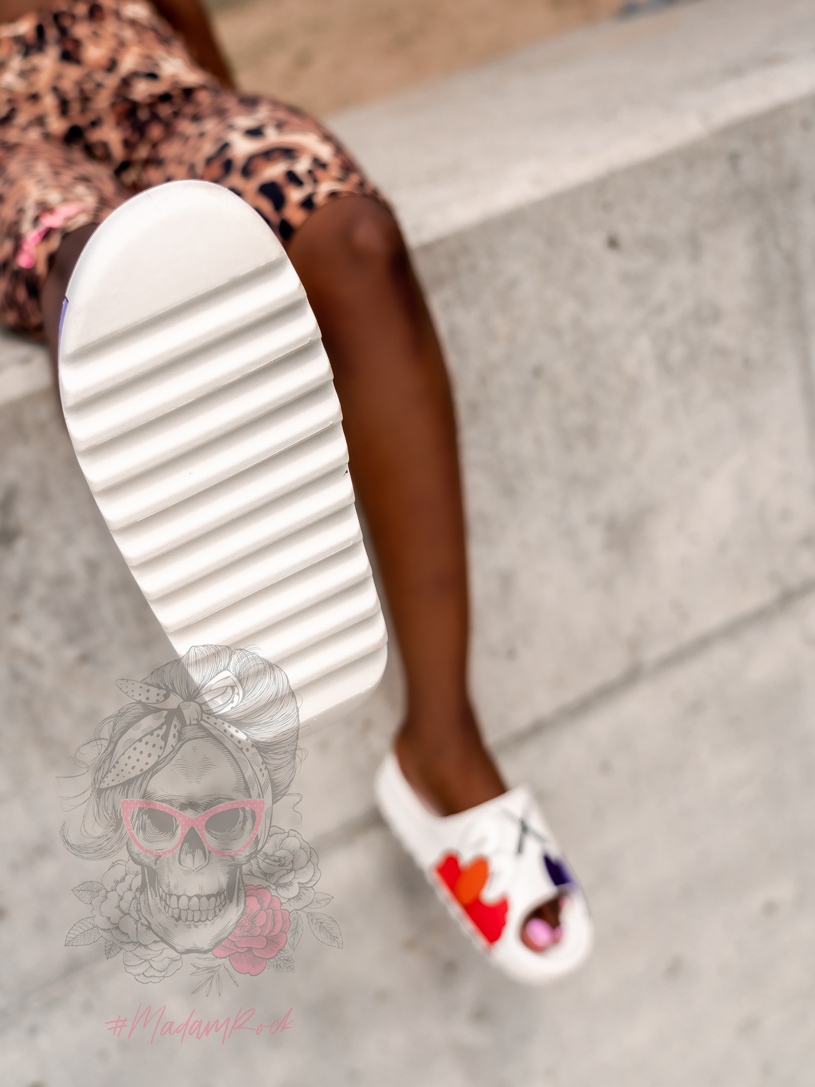 Klapki piankowe Madam Elmo Muppet białe