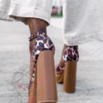 Sandały na słupku Madam Kourtney brązowe w panterkę