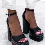 Sandały na słupku Madam Kourtney czarne