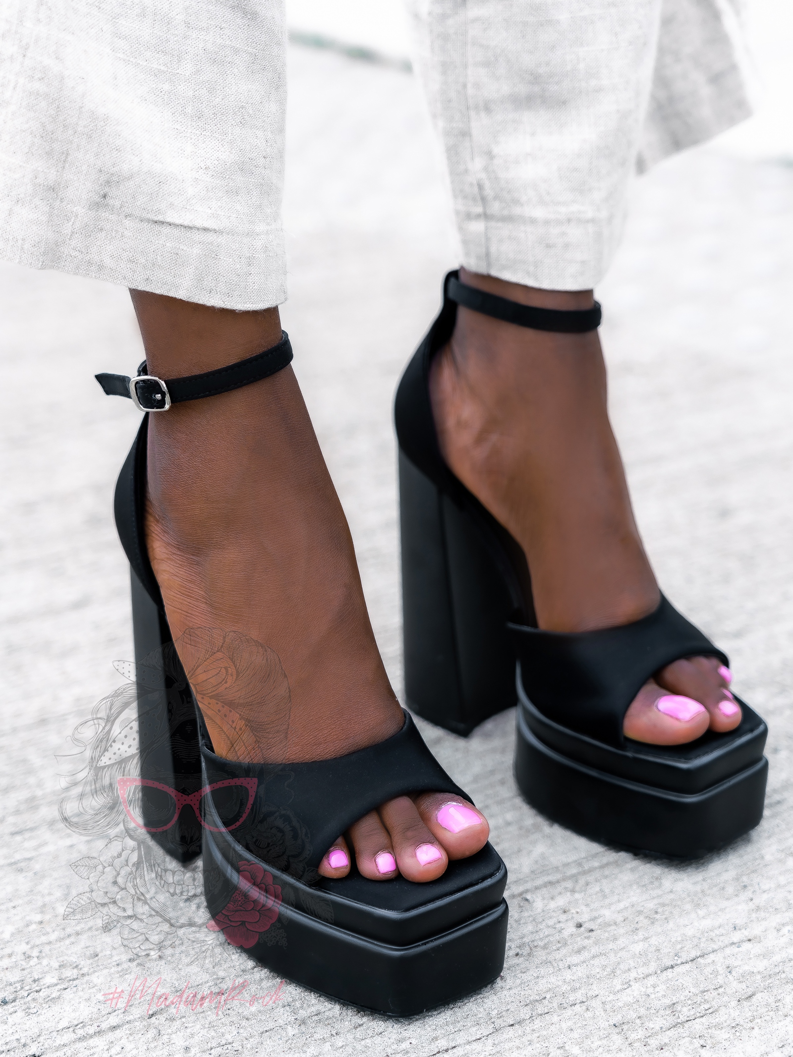 Sandały na słupku Madam Kourtney czarne