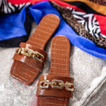 Klapki z łańcuchem Rock Elecato karmelowe