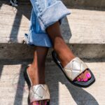 Klapki skórzane Madam Apart złote z czarną podeszwą