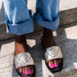 Klapki skórzane Madam Apart złote z czarną podeszwą