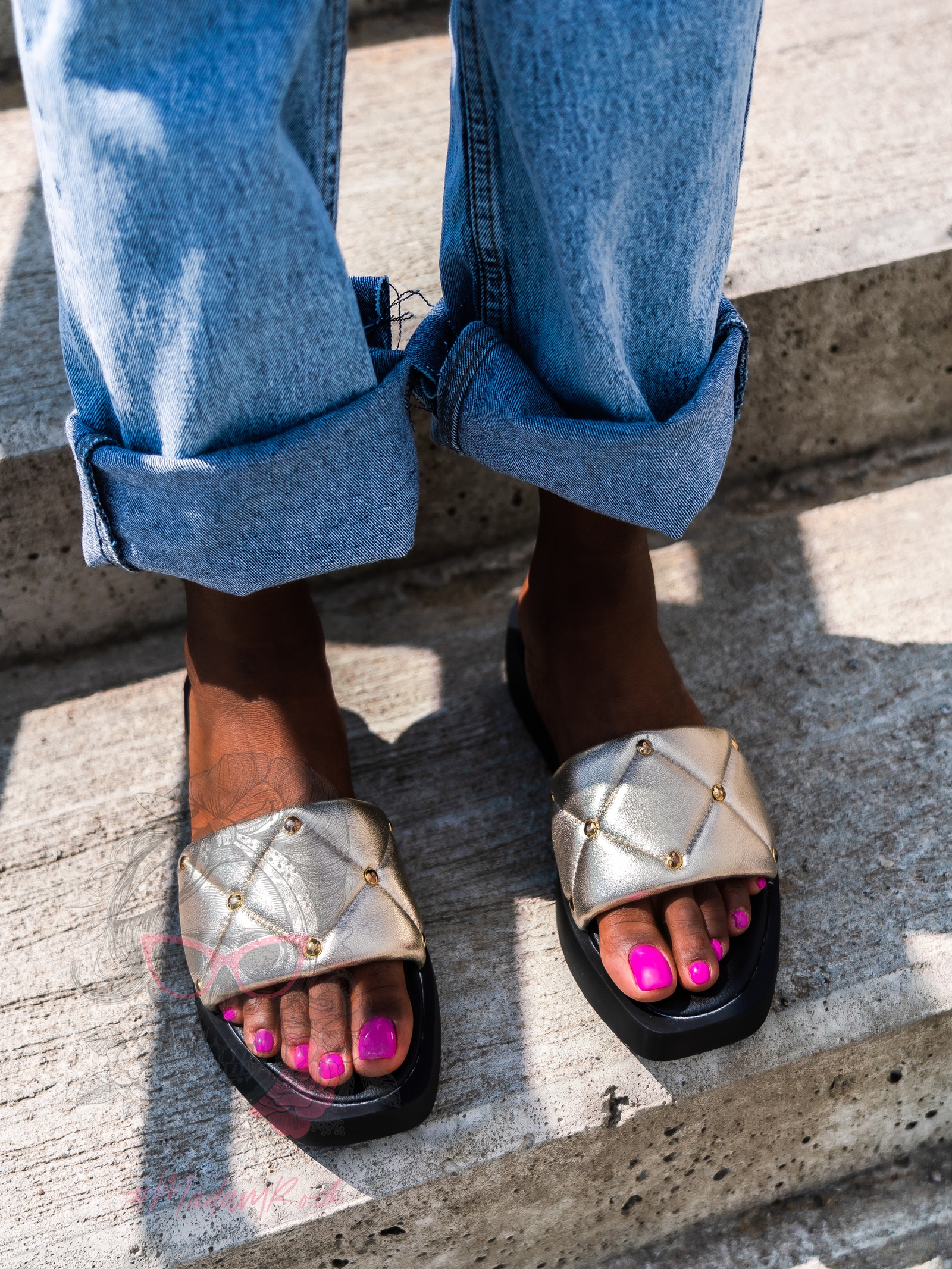 Klapki skórzane Madam Apart złote z czarną podeszwą