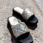 Klapki skórzane Madam Apart złote z czarną podeszwą