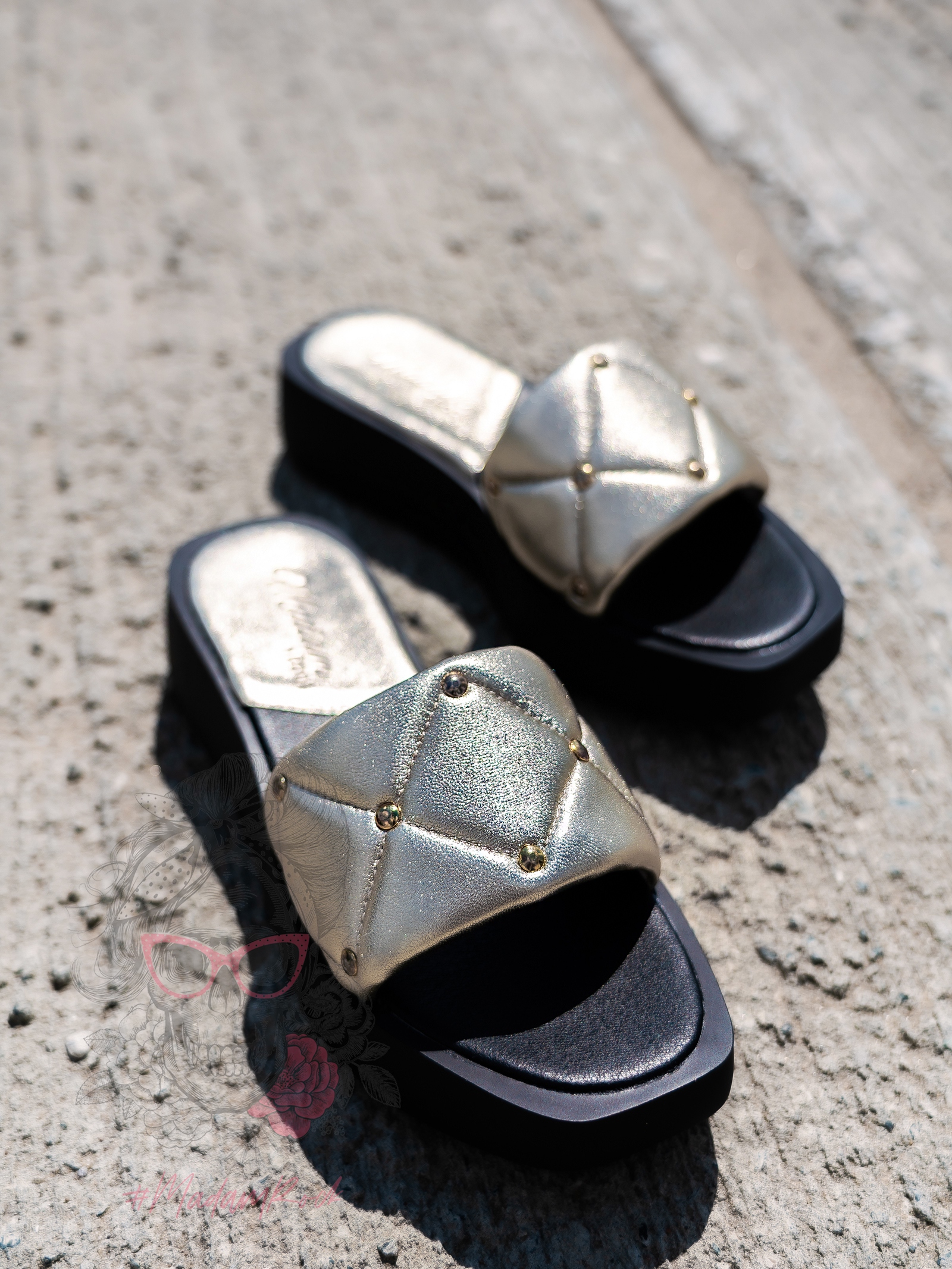 Klapki skórzane Madam Apart złote z czarną podeszwą