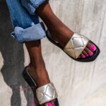 Klapki skórzane Madam Apart złote z czarną podeszwą