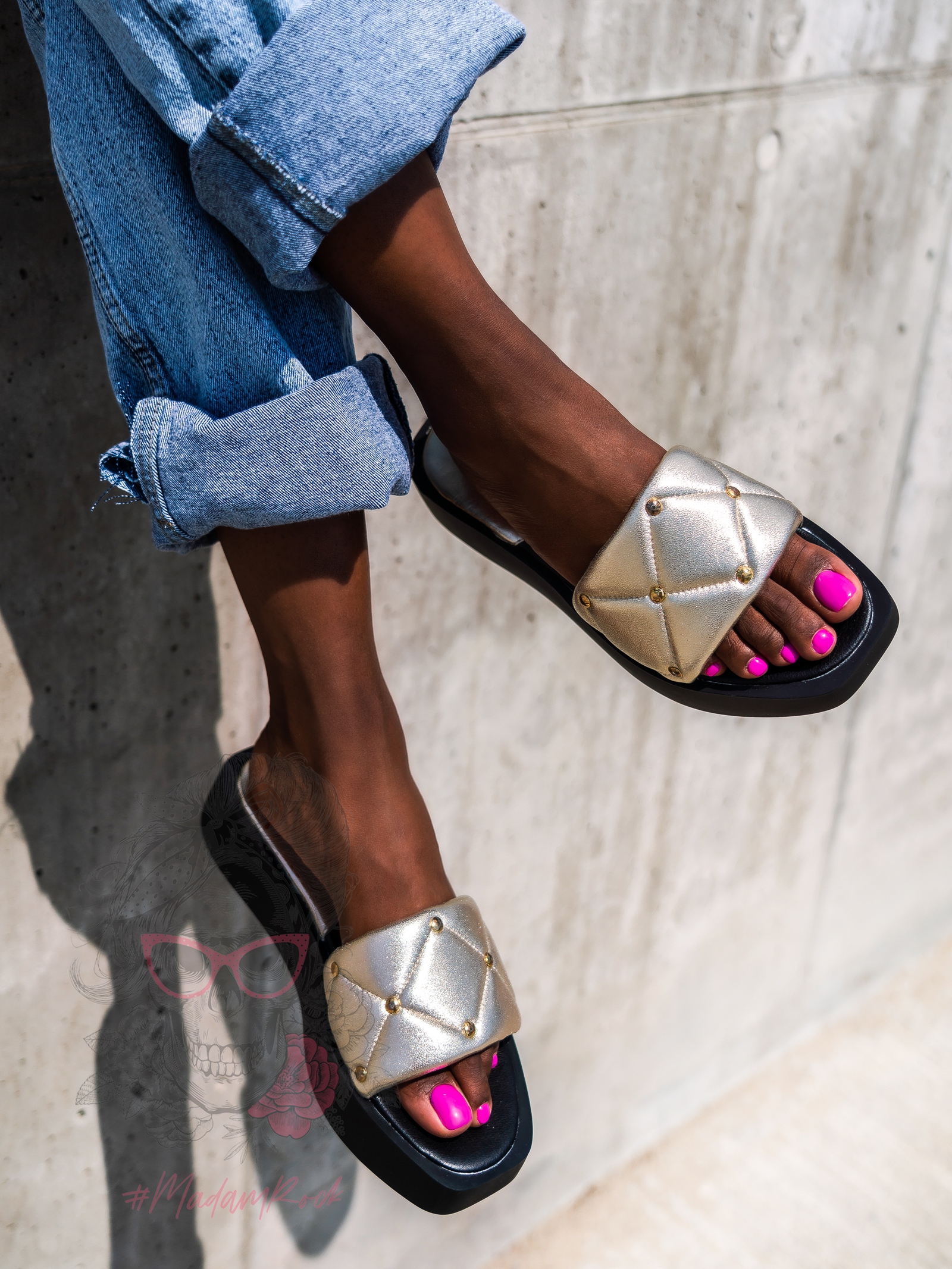 Klapki skórzane Madam Apart złote z czarną podeszwą