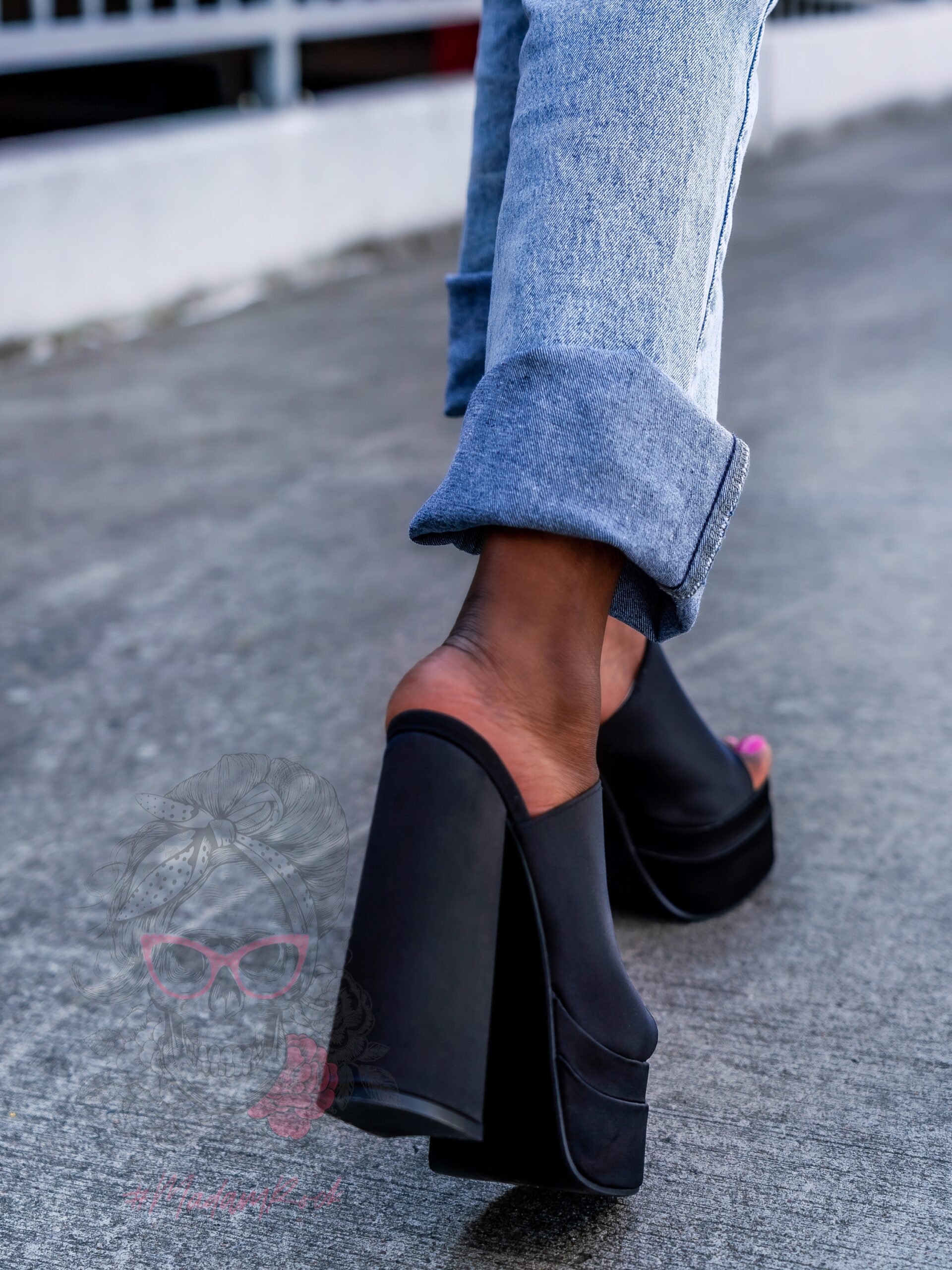 Klapki na platformie Madam Mediolan czarne