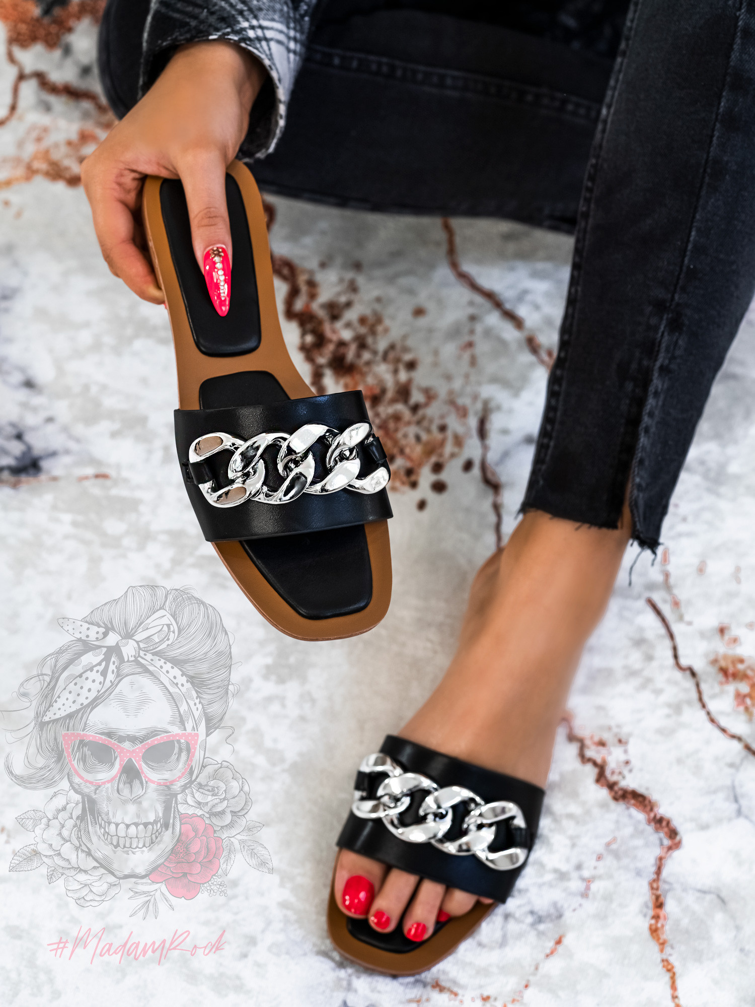 Klapki z łańcuchem Madam Bemusso czarne