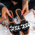 Klapki z łańcuchem Madam Bemusso czarne