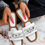 Klapki z łańcuchem Madam Bemusso białe