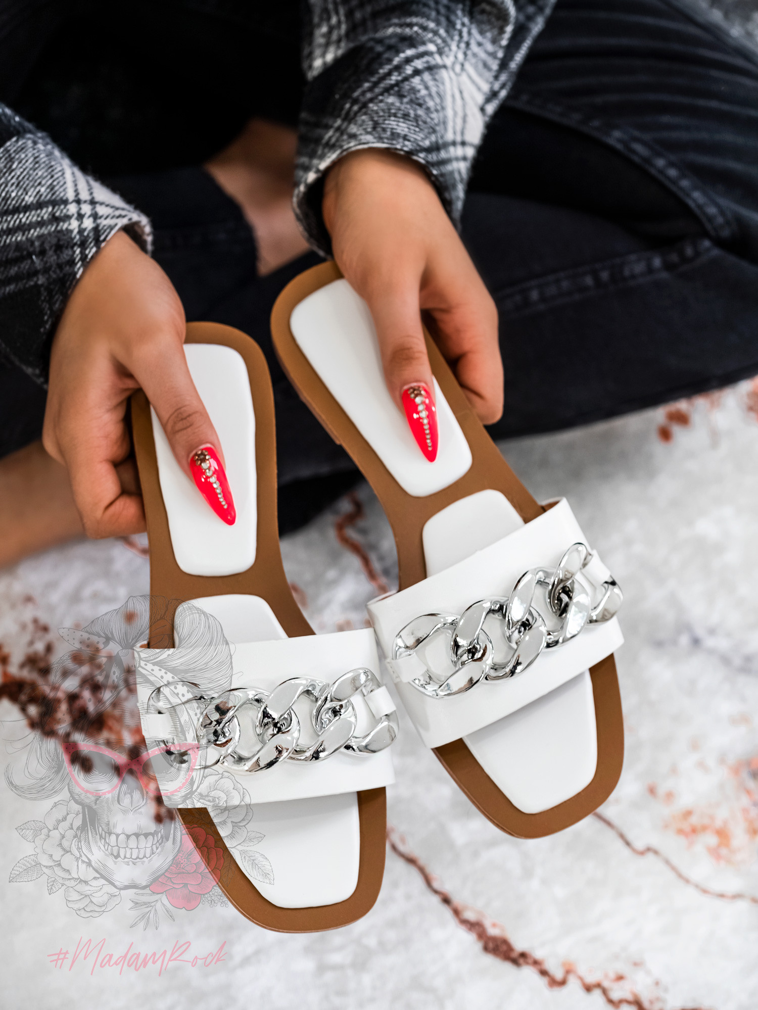 Klapki z łańcuchem Madam Bemusso białe