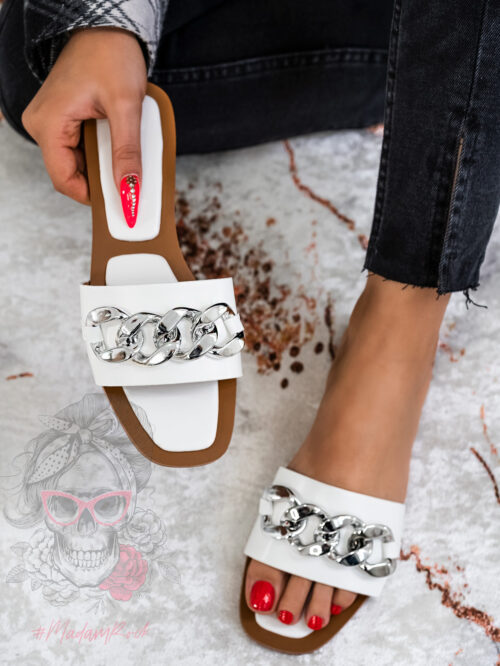 Klapki z łańcuchem Madam Bemusso białe