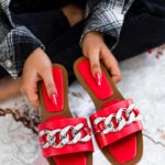 Klapki z łańcuchem Madam Bemusso czerwone