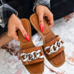 Klapki z łańcuchem Madam Bemusso karmelowe