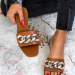 Klapki z łańcuchem Madam Bemusso karmelowe