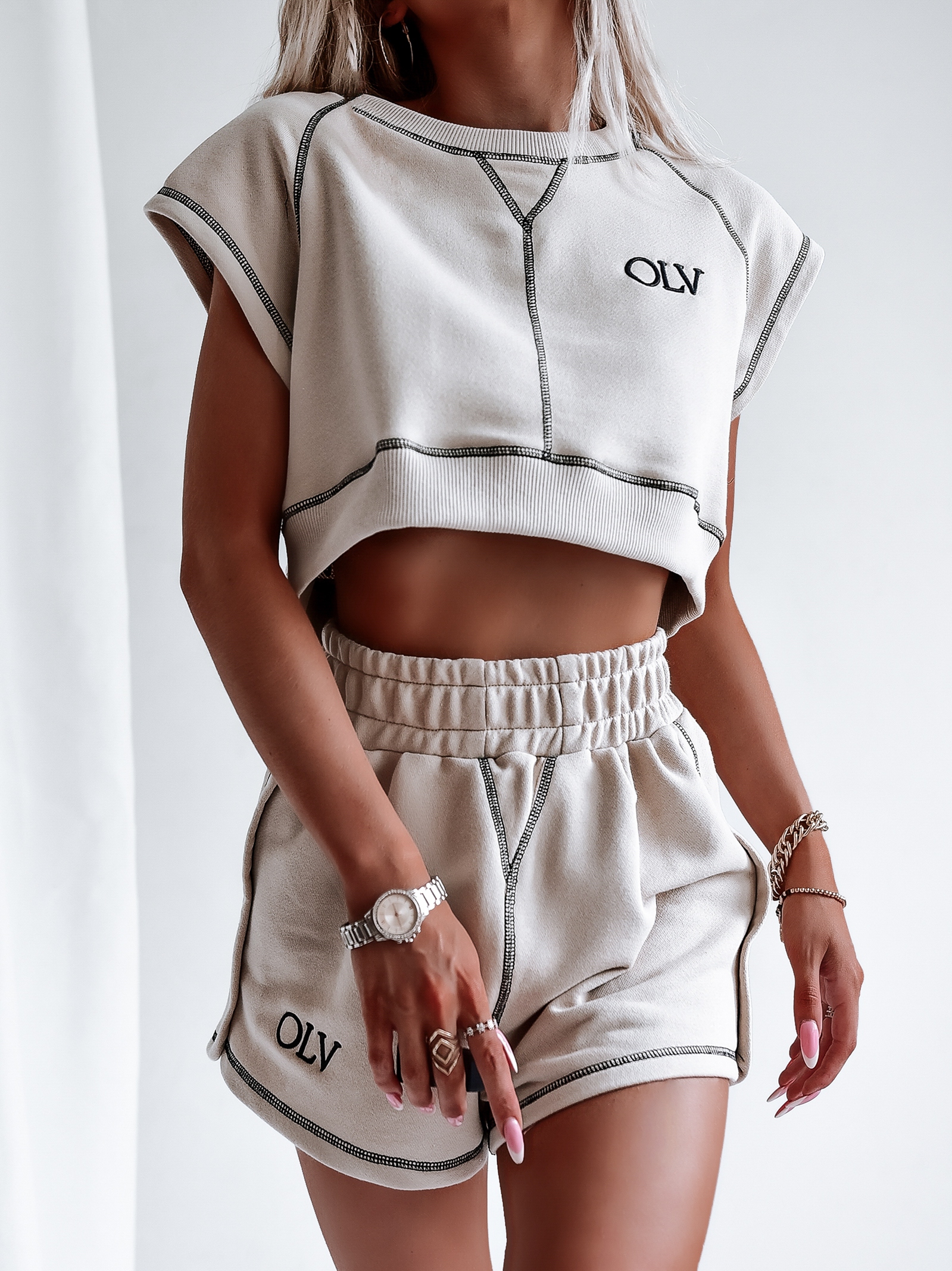 Komplet z przeszyciami Sporty Outline Ola Voga beżowy