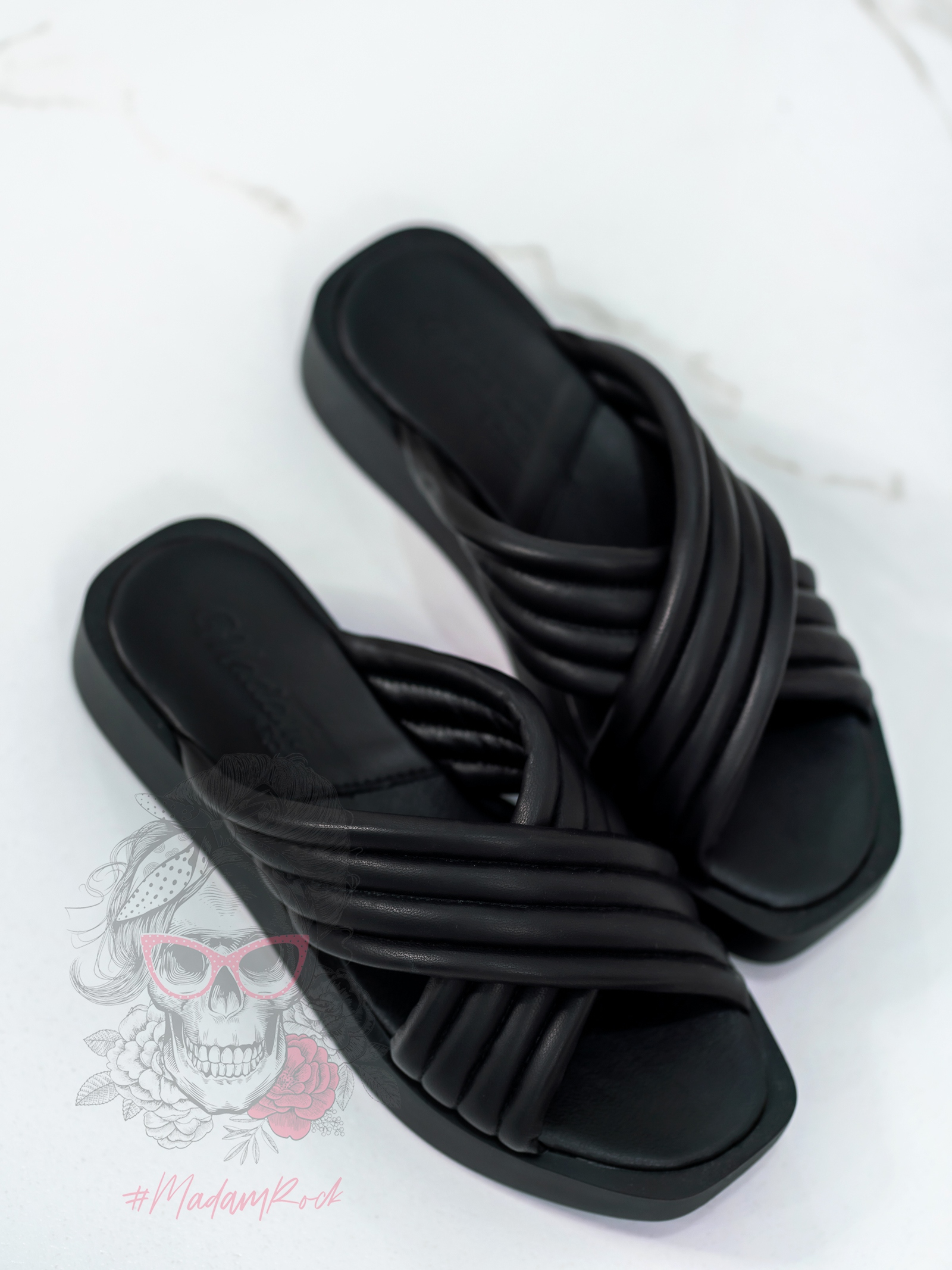 Klapki na platformie Madam Iksi czarne