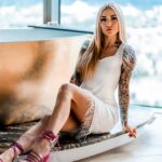 Sukienka z piórami NB Aquila biała