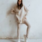 Bluza z rozcięciem Ola Voga Big Gold OLV beż