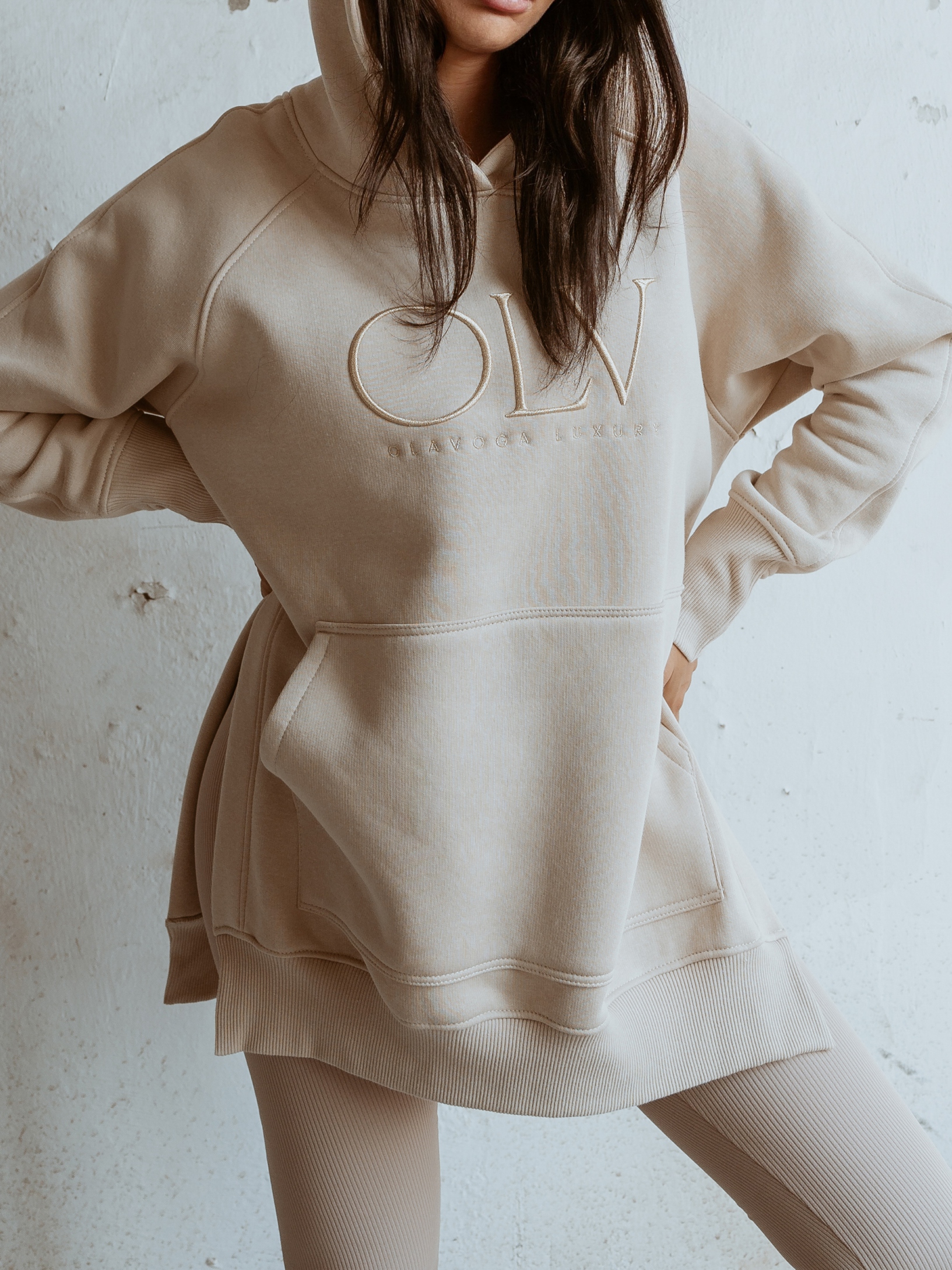 Bluza z rozcięciem Ola Voga Big Gold OLV beż Bluza z rozcięciem Ola Voga Big Gold OLV beż