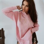 Bluza z rozcięciem Ola Voga Big Gold OLV pudrowy róż