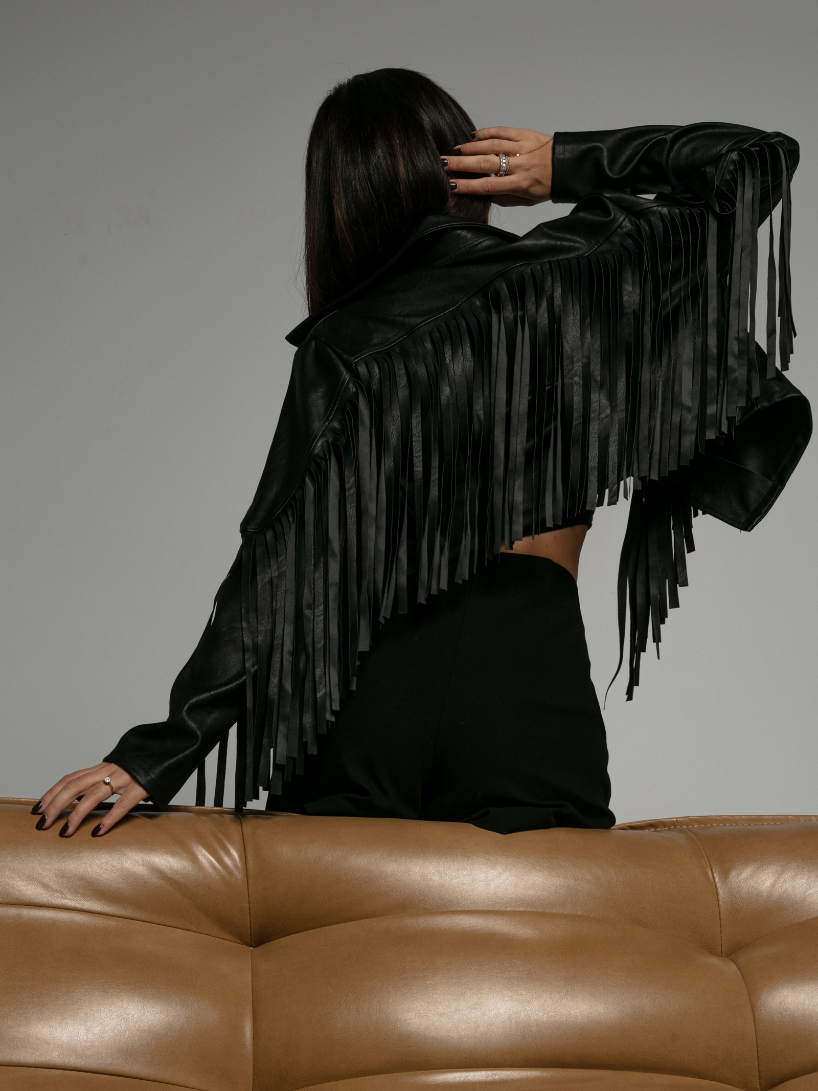 -wyprzedane-Kurtka z frędzlami Yogi skórzana czarna