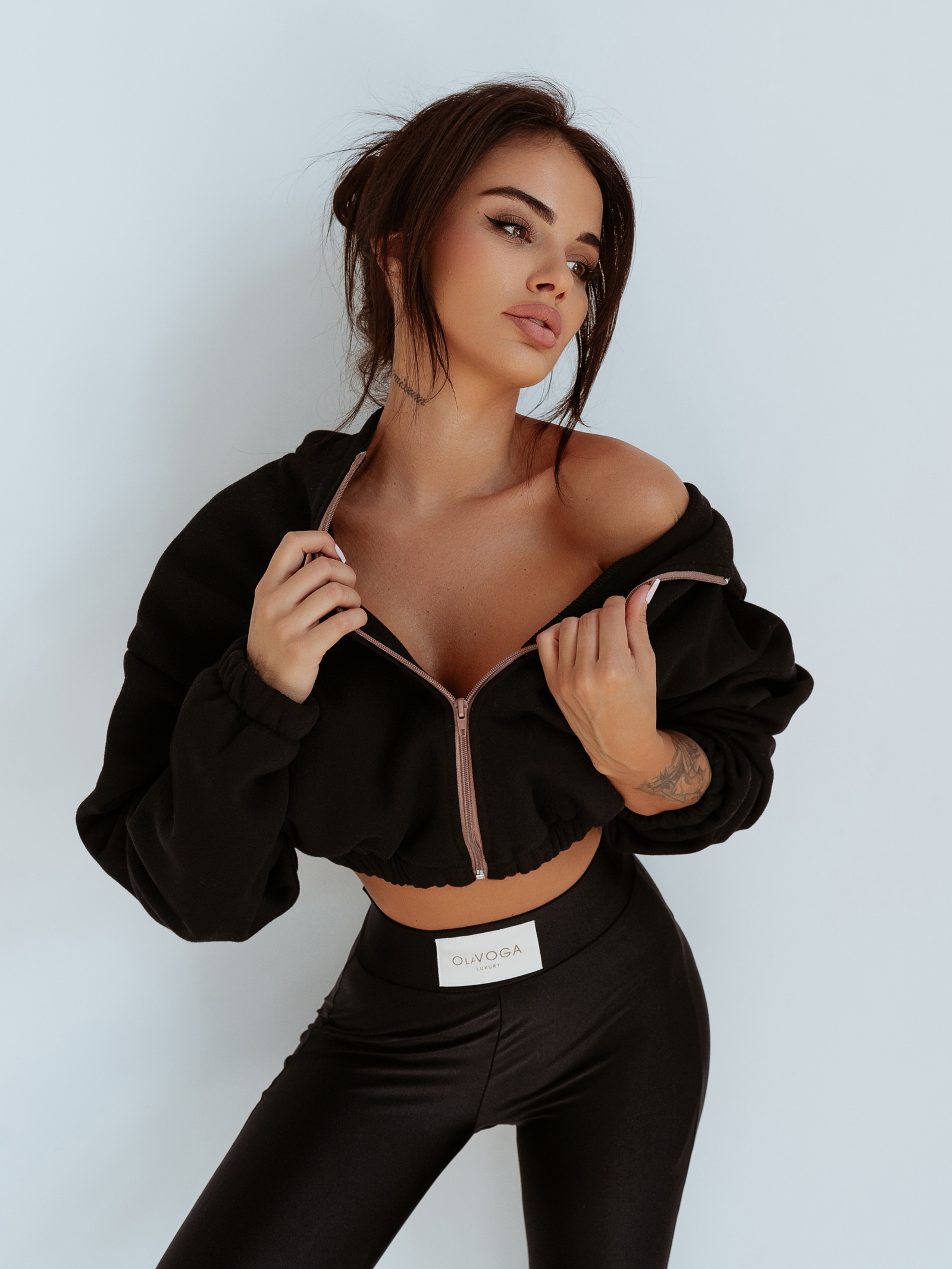 Bluza krótka z kapturem Ola Voga Soft Relax czarna