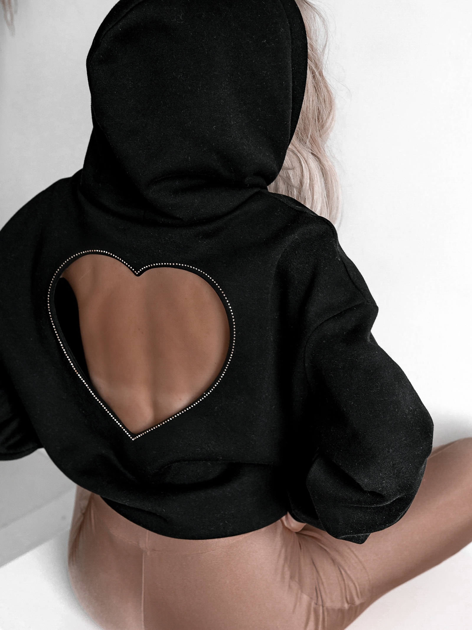 Bluza z wycięciem Heart on Back Ola Voga czarna