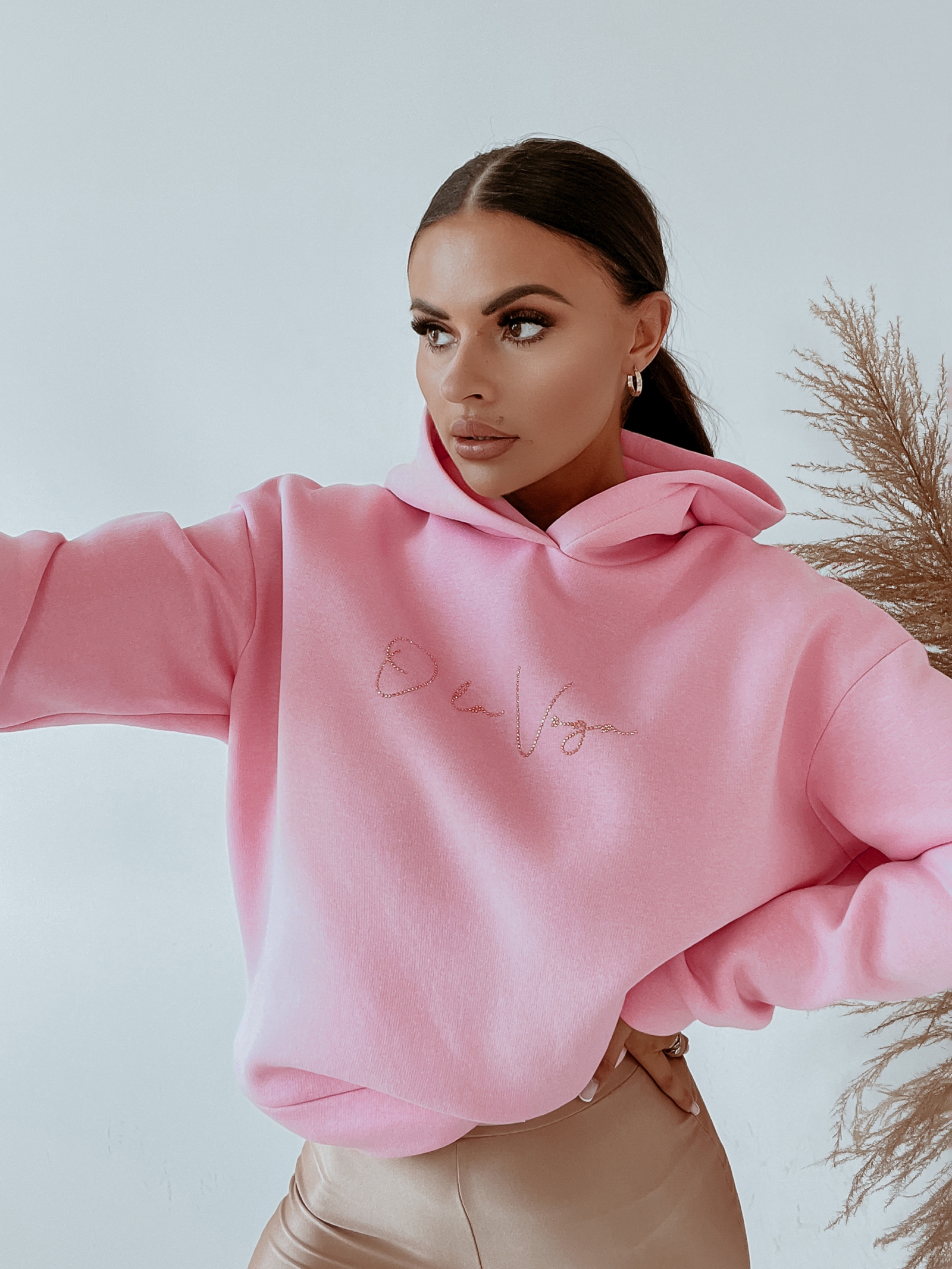 Bluza z wycięciem Heart on Back Ola Voga pudrowa Bluza z wycięciem Heart on Back Ola Voga pudrowa