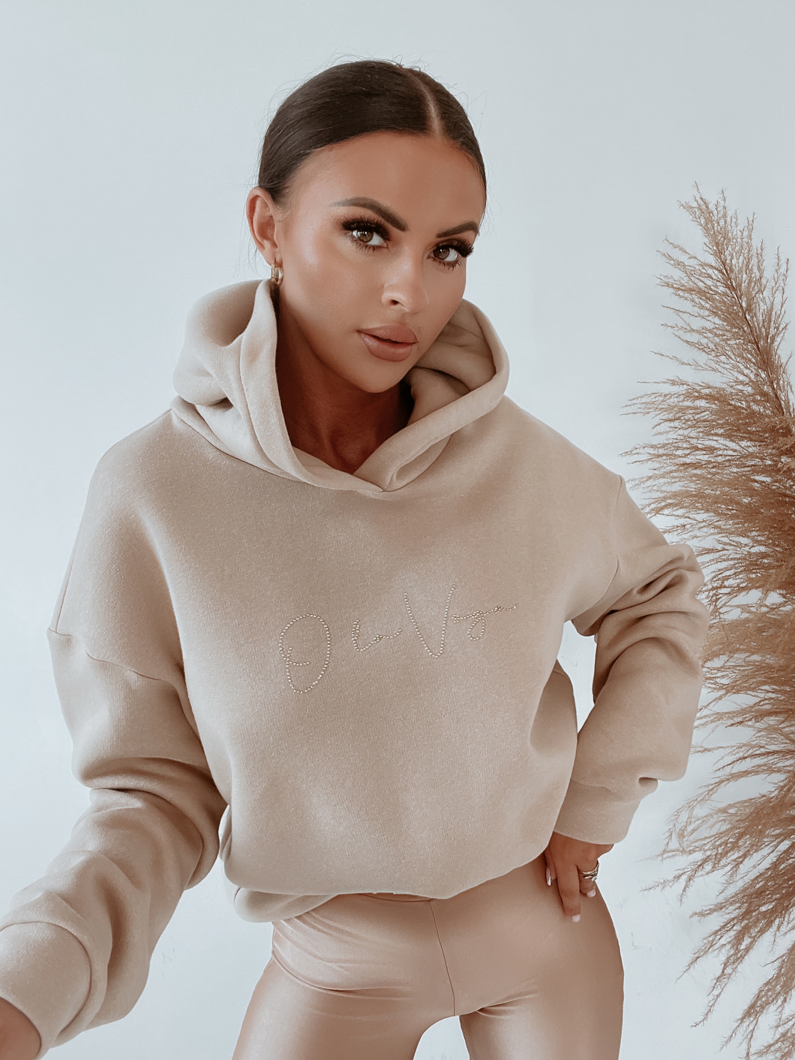 Bluza z wycięciem Heart on Back Ola Voga beżowa Bluza z wycięciem Heart on Back Ola Voga beżowa