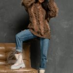 Sweter z piórami Ukiss brązowy