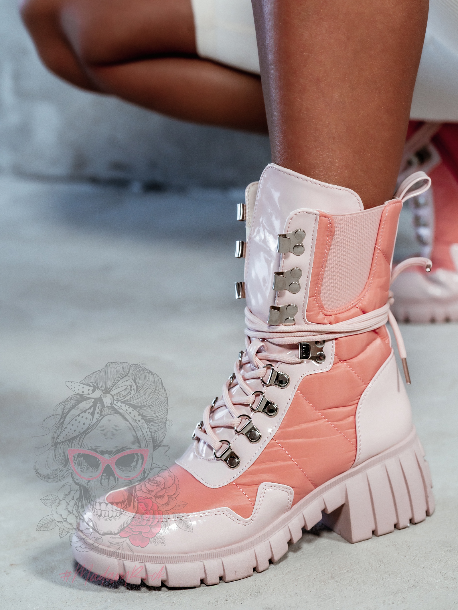 Trapery lakierowane Rock Cocoon pudrowy