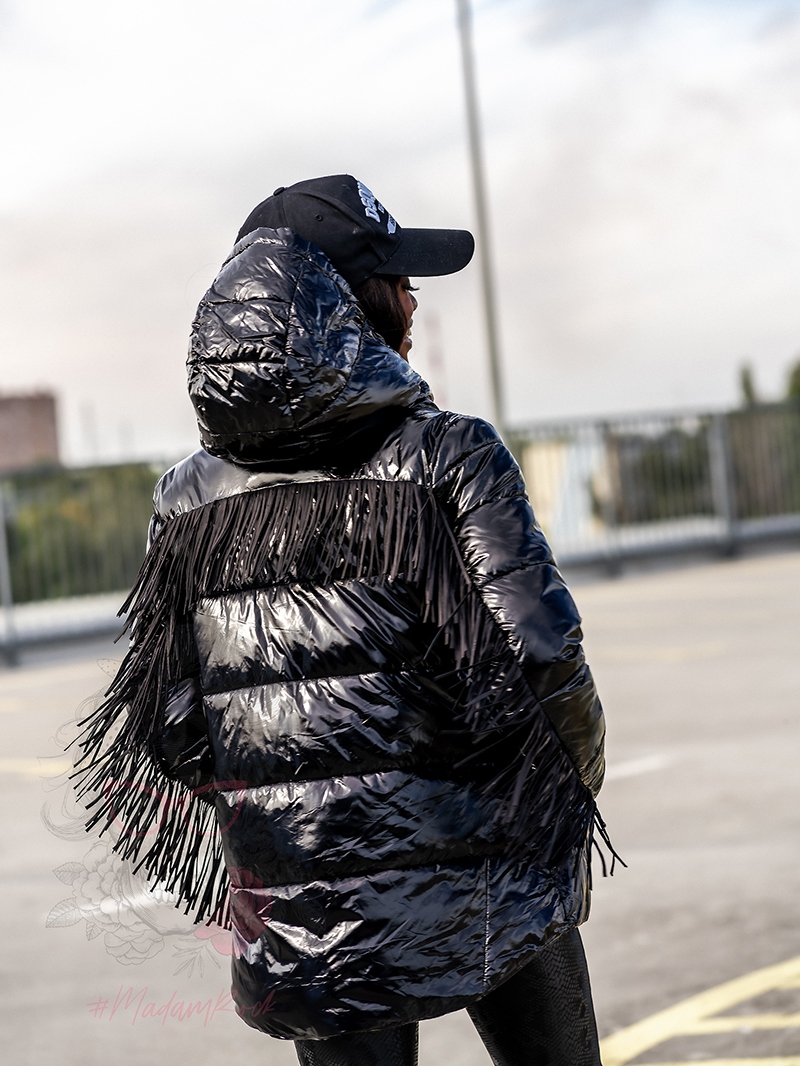 Kurtka z frędzlami Nika lakierowana czarna Kurtka z frędzlami Nika lakierowana czarna