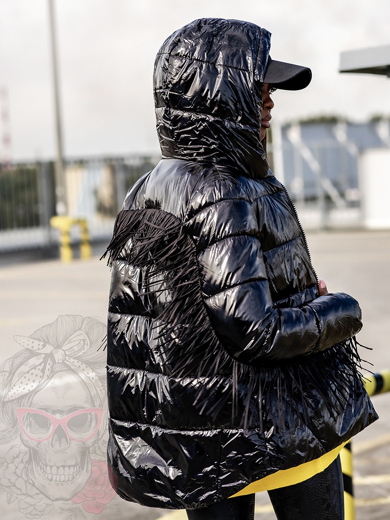 Kurtka z frędzlami Nika lakierowana czarna Kurtka z frędzlami Nika lakierowana czarna