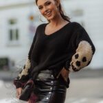 Sweter z czaszkami Moders czarny